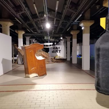 Werner Reiterer, vue d'exposition - Bang the Bomb!, 2008 - The Rich and the Poor, 2019 © Morgane Pochic